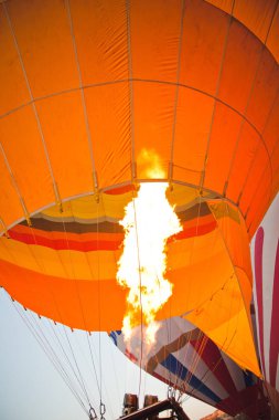 Uçan Dağları üzerinde ve mavi gökyüzü ile renkli balonlar