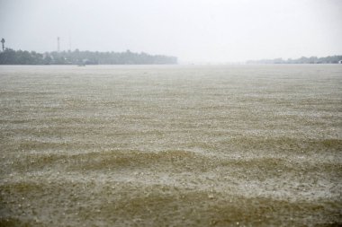 nehir ve göl üzerinde ağır yağmur