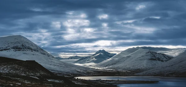Isländska Landskap Fullt Grönt Gräs Havet Och Blå Himmel — Stockfoto