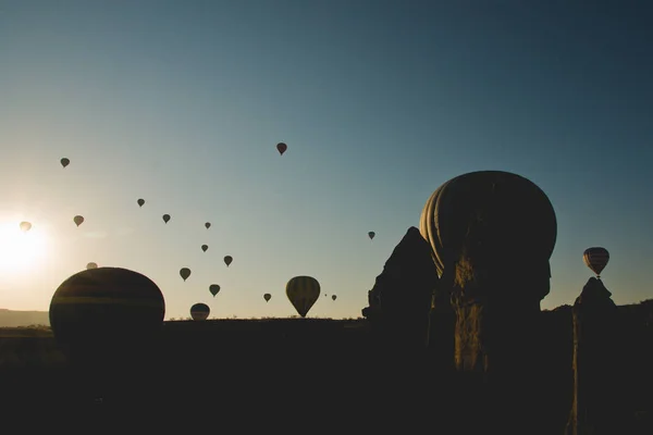 Goreme Turkiet April 2018 Färgglada Ballonger Flyger Över Berg Och — Stockfoto