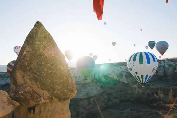 格雷梅 土耳其 2018年4月5日 五颜六色的气球飞越高山和蓝天 — 图库照片