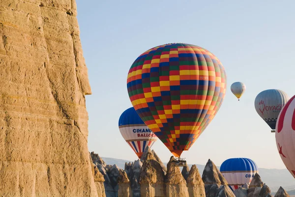 Goreme Turkije April 2018 Kleurrijke Ballonnen Vliegen Bergen Met Blauwe — Stockfoto