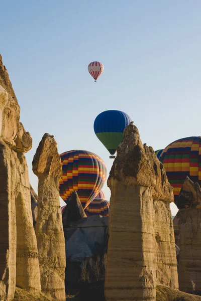 Goreme Turquía Abril 2018 Globos Coloridos Volando Sobre Montañas Con —  Fotos de Stock