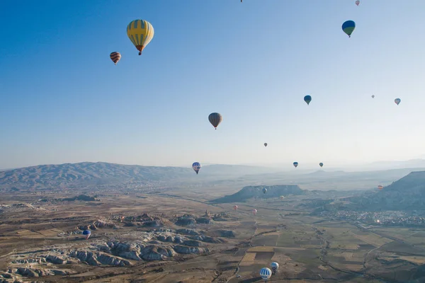 Goreme Turkey April 2018 Colorful Balloons Flying Mountains Blue Sky — Stock Photo, Image