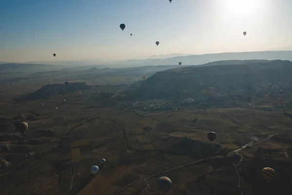 Goreme Turcja Kwietnia 2018 Kolorowe Balony Latające Nad Górami Błękitne — Zdjęcie stockowe