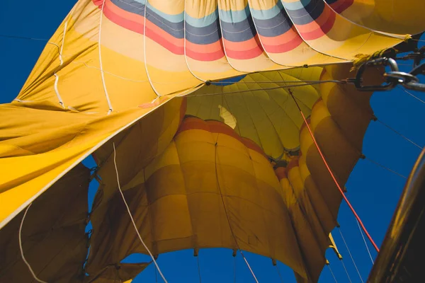 Uçan Dağları Üzerinde Mavi Gökyüzü Ile Renkli Balonlar — Stok fotoğraf