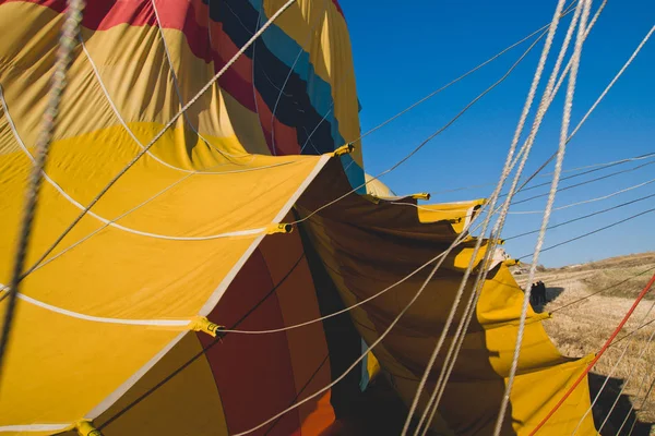 Bunte Luftballons Fliegen Über Berge Und Mit Blauem Himmel — Stockfoto