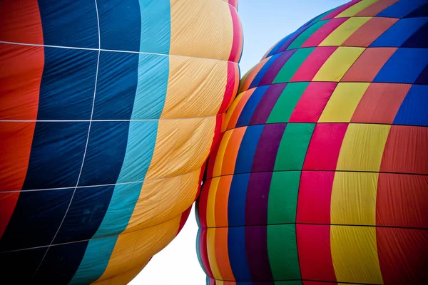 Kleurrijke Ballonnen Vliegen Bergen Met Blauwe Lucht — Stockfoto