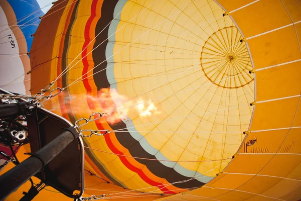 Kleurrijke Ballonnen Vliegen Bergen Met Blauwe Lucht — Stockfoto