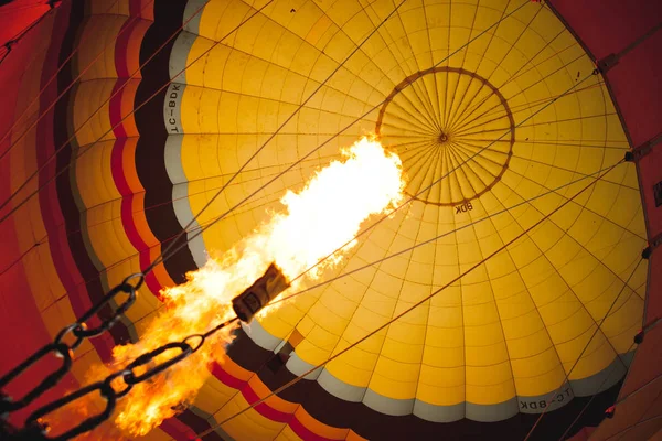 Färgglada Ballonger Flyger Över Berg Och Med Blå Himmel — Stockfoto