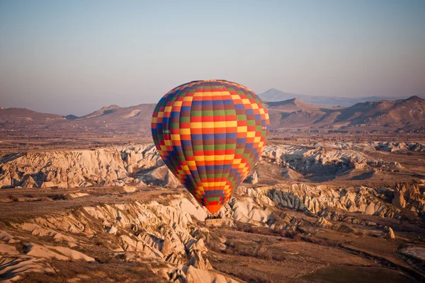 五颜六色的气球飞越高山 — 图库照片