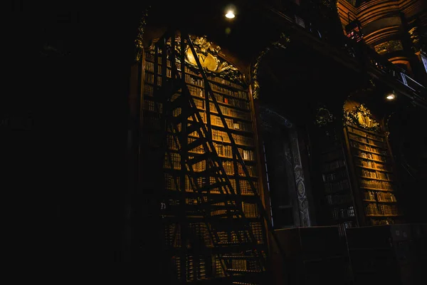 Biblioteca Antigua Poco Iluminada Dorada — Foto de Stock