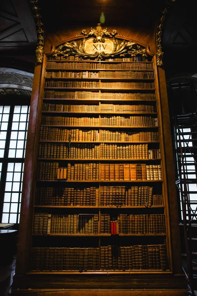 Biblioteca Antigua Poco Iluminada Dorada —  Fotos de Stock