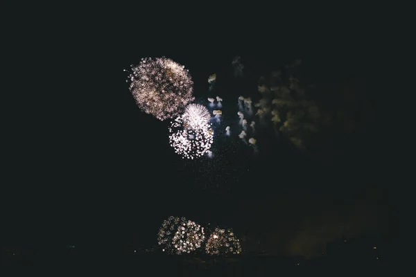 Fuochi Artificio Notturni Sulla Città — Foto Stock