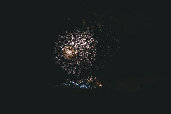 Fuochi Artificio Notturni Sulla Città — Foto Stock