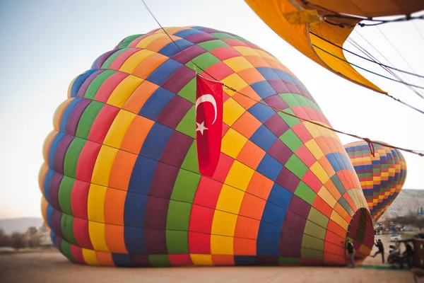 Kolorowe Balony Latające Nad Górami Błękitne Niebo — Zdjęcie stockowe