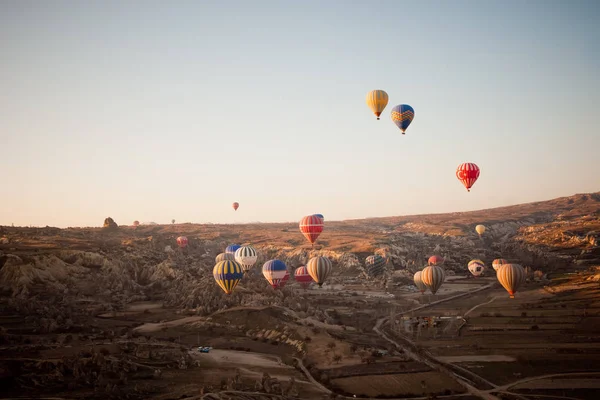 Goreme Turquía Abril 2012 Globos Colores Volando Sobre Montañas Con — Foto de Stock