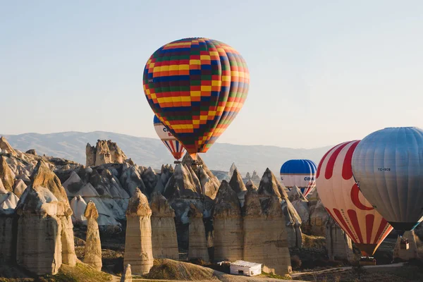 Goreme Turcja Sierpnia 2012 Kolorowe Balony Latające Nad Górami Błękitne — Zdjęcie stockowe