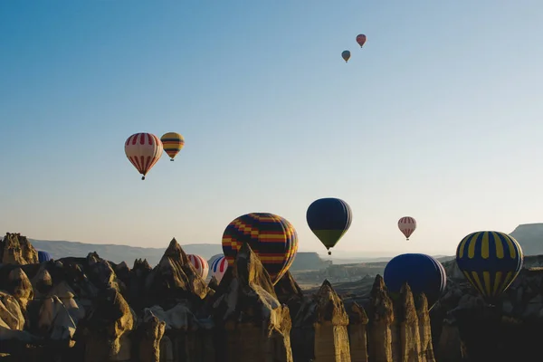 Goreme Turkije April 2012 Kleurrijke Ballonnen Vliegen Bergen Met Blauwe — Stockfoto