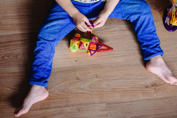 Хлопчик Грає Іграшковими Магнітними Шматочками — стокове фото