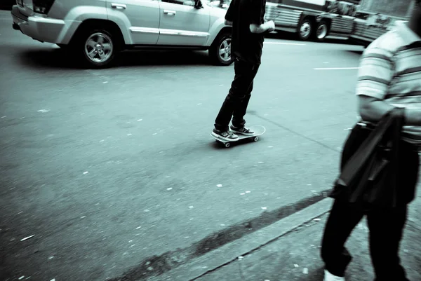 Skater Voller Fahrt Durch Die Stadt — Stockfoto