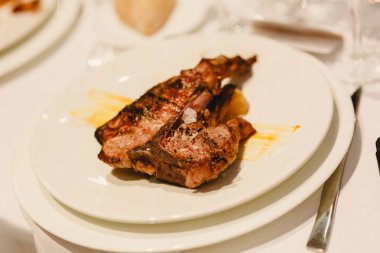 Bir düğün menüsünün ana yemeği