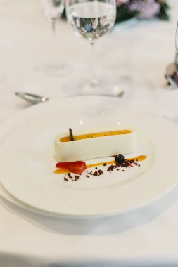 Bir düğün menüsünün ana yemeği