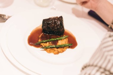 Bir düğün menüsünün ana yemeği