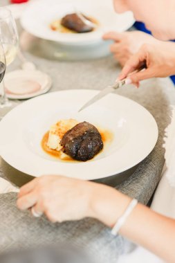 Bir düğün menüsünün ana yemeği