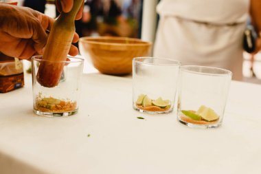 Bir düğünde içki içiyorum