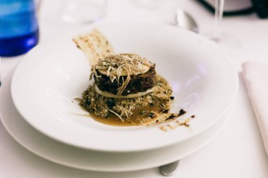 Bir düğün menüsünün ana yemeği