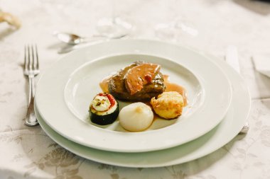 Bir düğün menüsünün ana yemeği