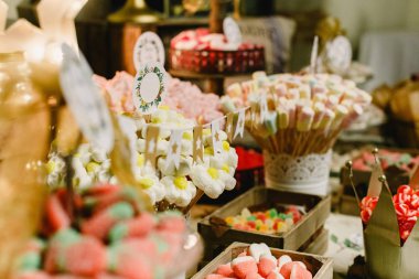 Çikolata tatlılar ve baubles ile dolu bir düğünde