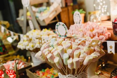 Çikolata tatlılar ve baubles ile dolu bir düğünde