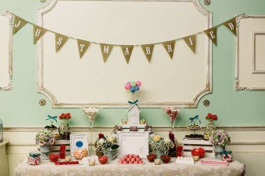 Çikolata tatlılar ve baubles ile dolu bir düğünde