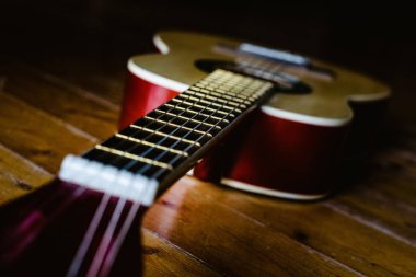 Çocuk gitar çalmayı öğrenmek için