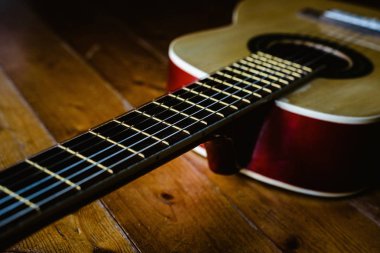 Çocuk gitar çalmayı öğrenmek için