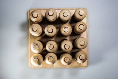 Çocuk evde matematik alanında öğrenmek için Ahşap oyuncaklar