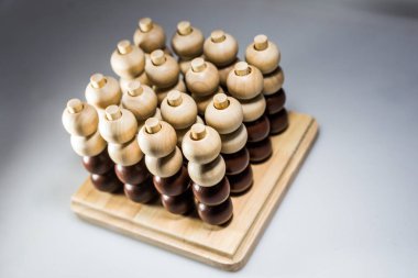 Çocuk evde matematik alanında öğrenmek için Ahşap oyuncaklar