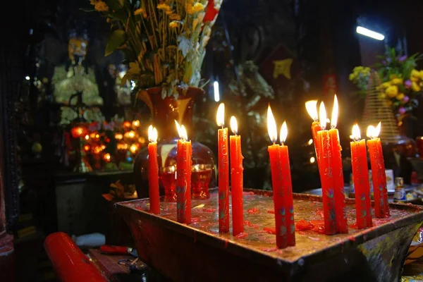Lilin Merah Meleleh Kuil — Stok Foto
