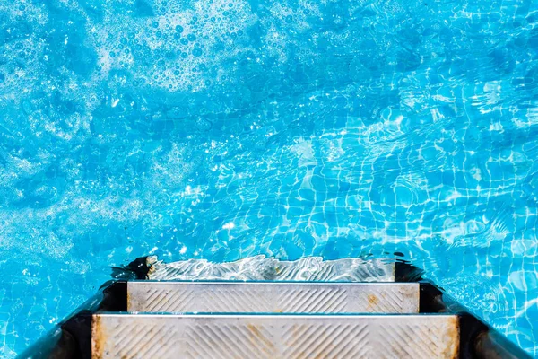 Yaz Aylarında Bir Havuz Serin Sıçramasına Çocuk — Stok fotoğraf