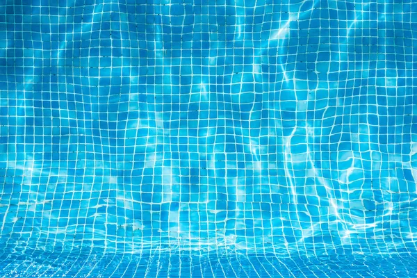 Barn Plaskade Det Svalkande Vattnet Pool Sommaren — Stockfoto