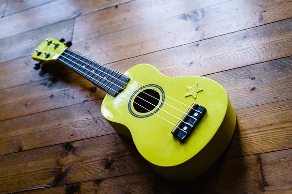 Kleine Gelbe Ukulele Auf Holzboden Bereit Zum Spielen — Stockfoto