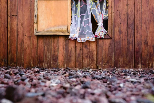 棕色木制房屋的窗户和窗帘细节 — 图库照片