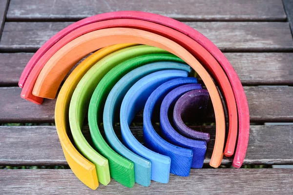 Juguete Arco Iris Madera Con Muchos Colores Para Niños Que —  Fotos de Stock
