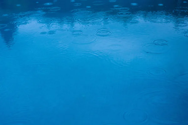 Gotas Chuva Caindo Uma Piscina Lago Azul — Fotografia de Stock