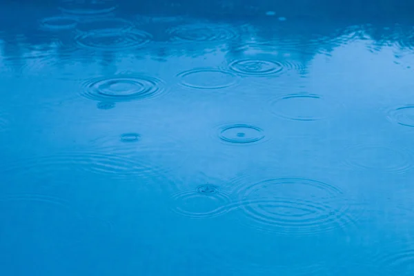 Gotas Lluvia Cayendo Sobre Una Piscina Lago Azul — Foto de Stock