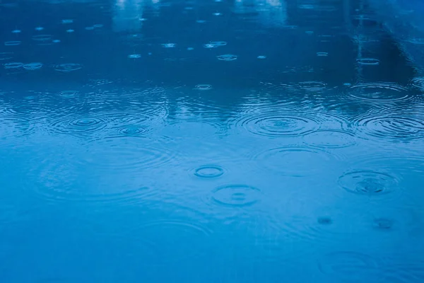 Gotas Lluvia Cayendo Sobre Una Piscina Lago Azul — Foto de Stock