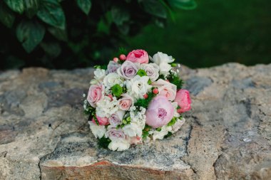 Renkli çiçek gelin buketi