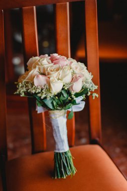 Renkli çiçek gelin buketi